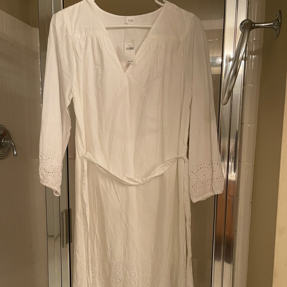 Gap—White midi spring dress with tie belt in a size small.